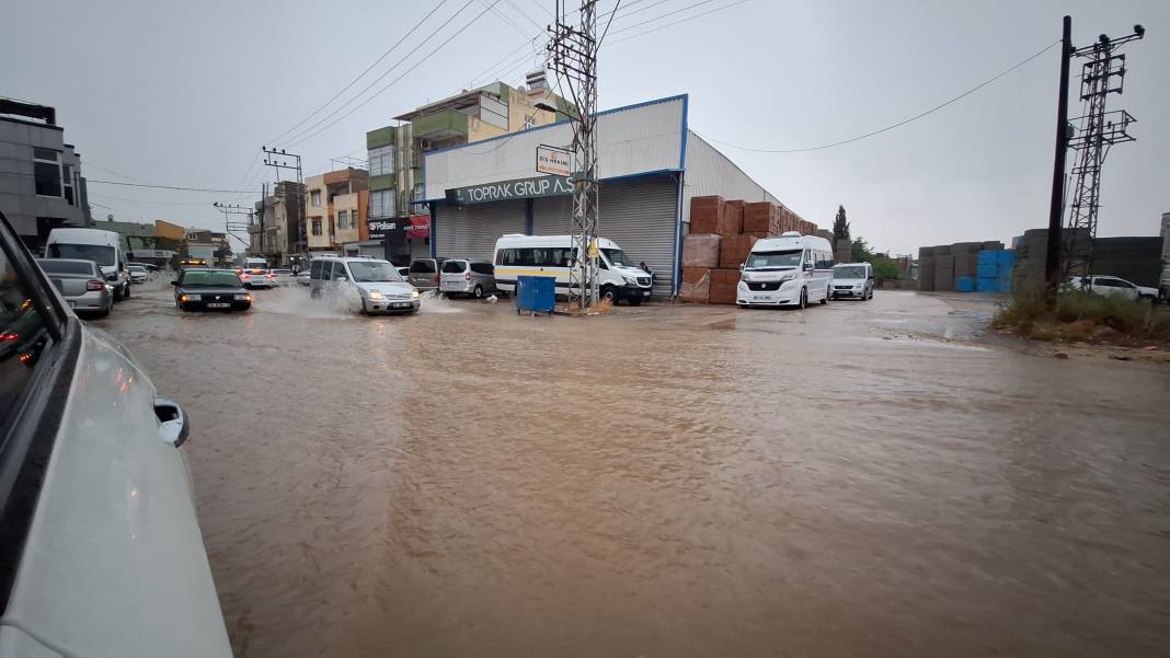 Adana'da fırtına ve sağanak: Ağaçlar devrildi, yollar göle döndü 2